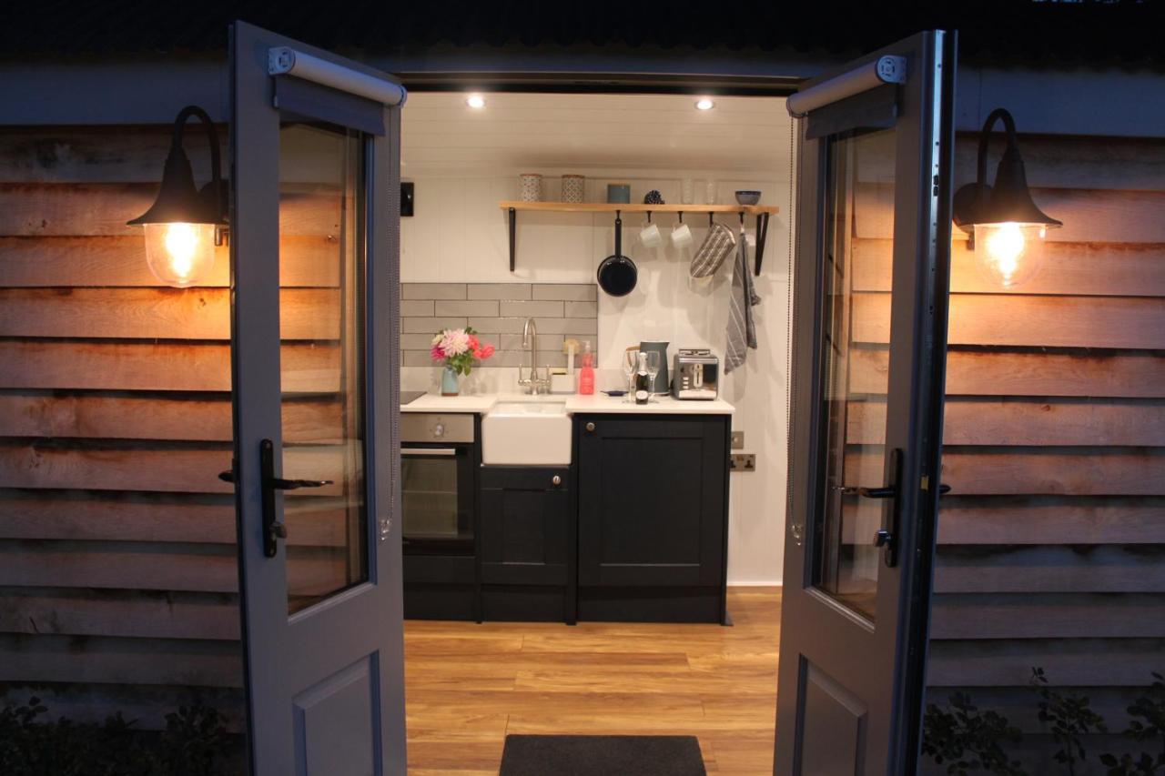 Luxury Shepherds Hut - The Sweet Pea By The Lake York Exterior foto