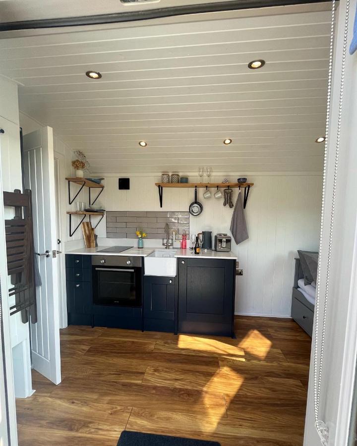 Luxury Shepherds Hut - The Sweet Pea By The Lake York Exterior foto
